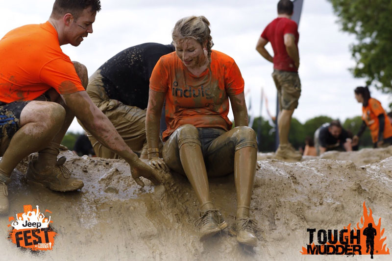 Russell Isabelle helping Sophie Morellec at Tough Mudder